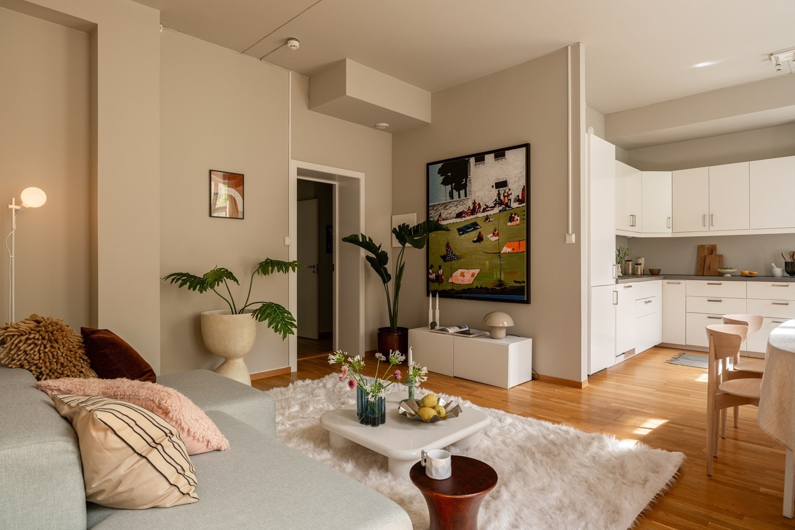 Her får du en sosial stue, med plass til både sofagruppe og spisebord. Galleribilde