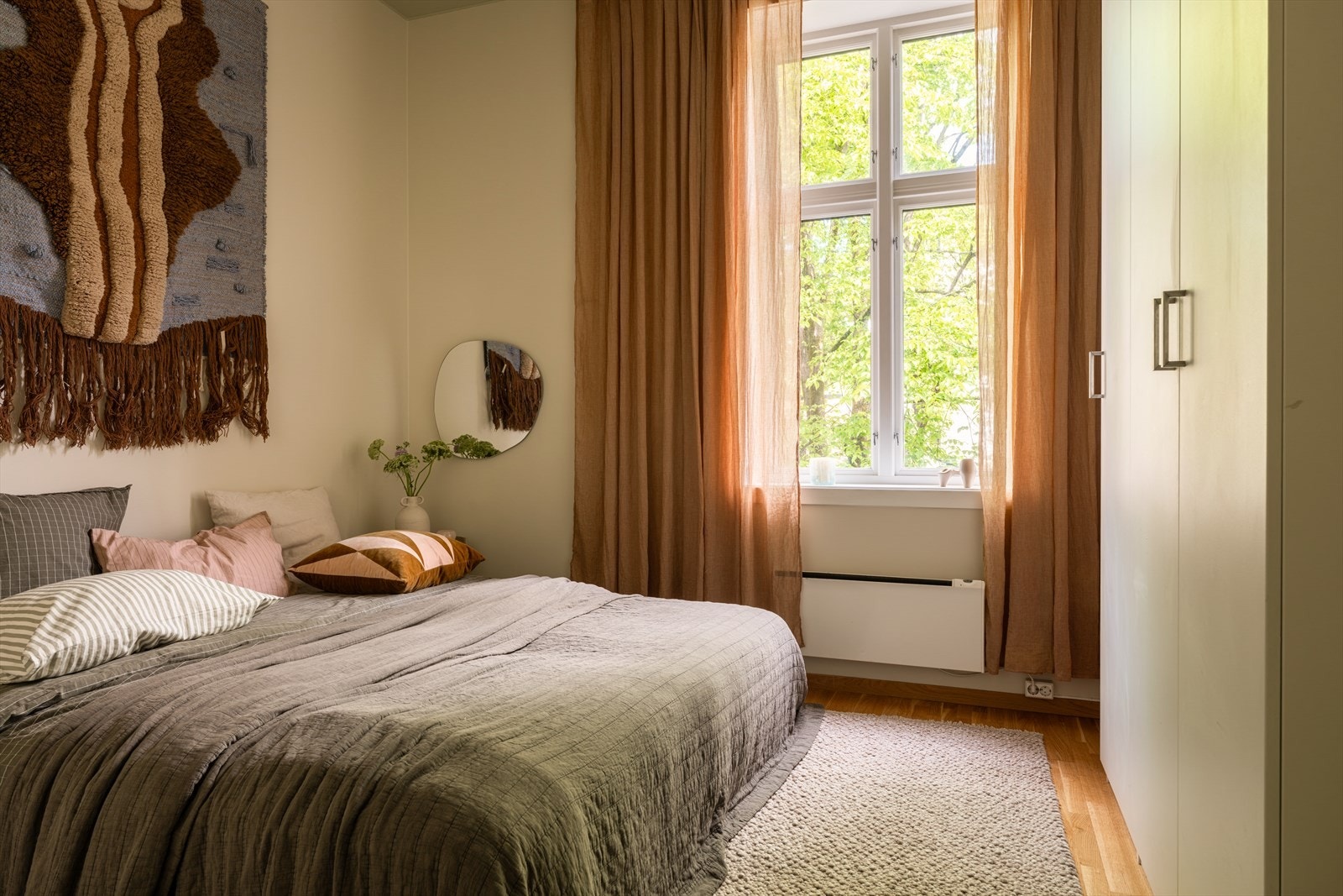 Soverom I - Lyst og behagelig soverom med store vindusflater. Galleribilde