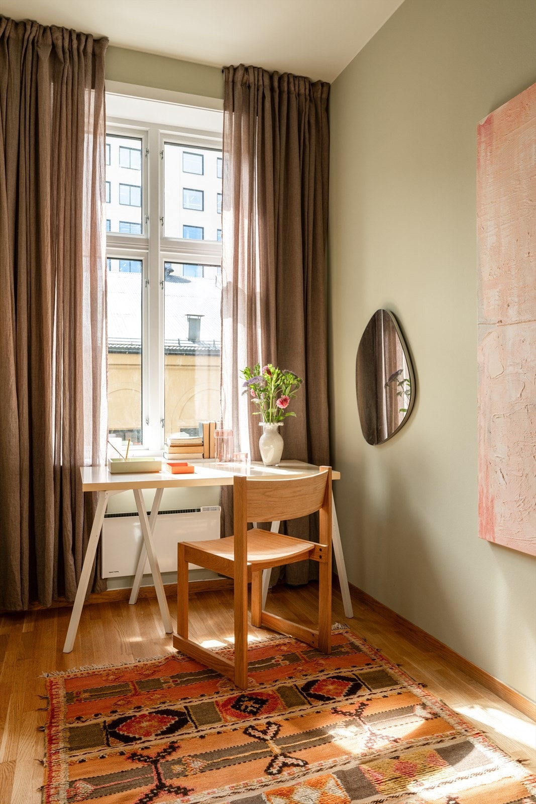 Her kan du plassere skrivebordet under vinduet. Galleribilde