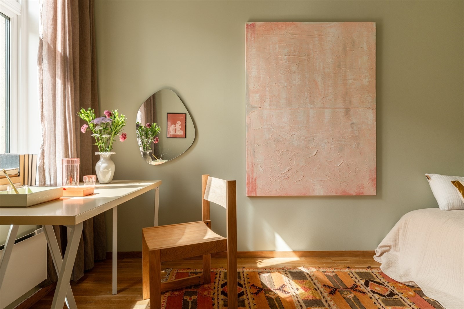 Soverom III - Romslig soverom, holdt i en dus grønntone. Galleribilde