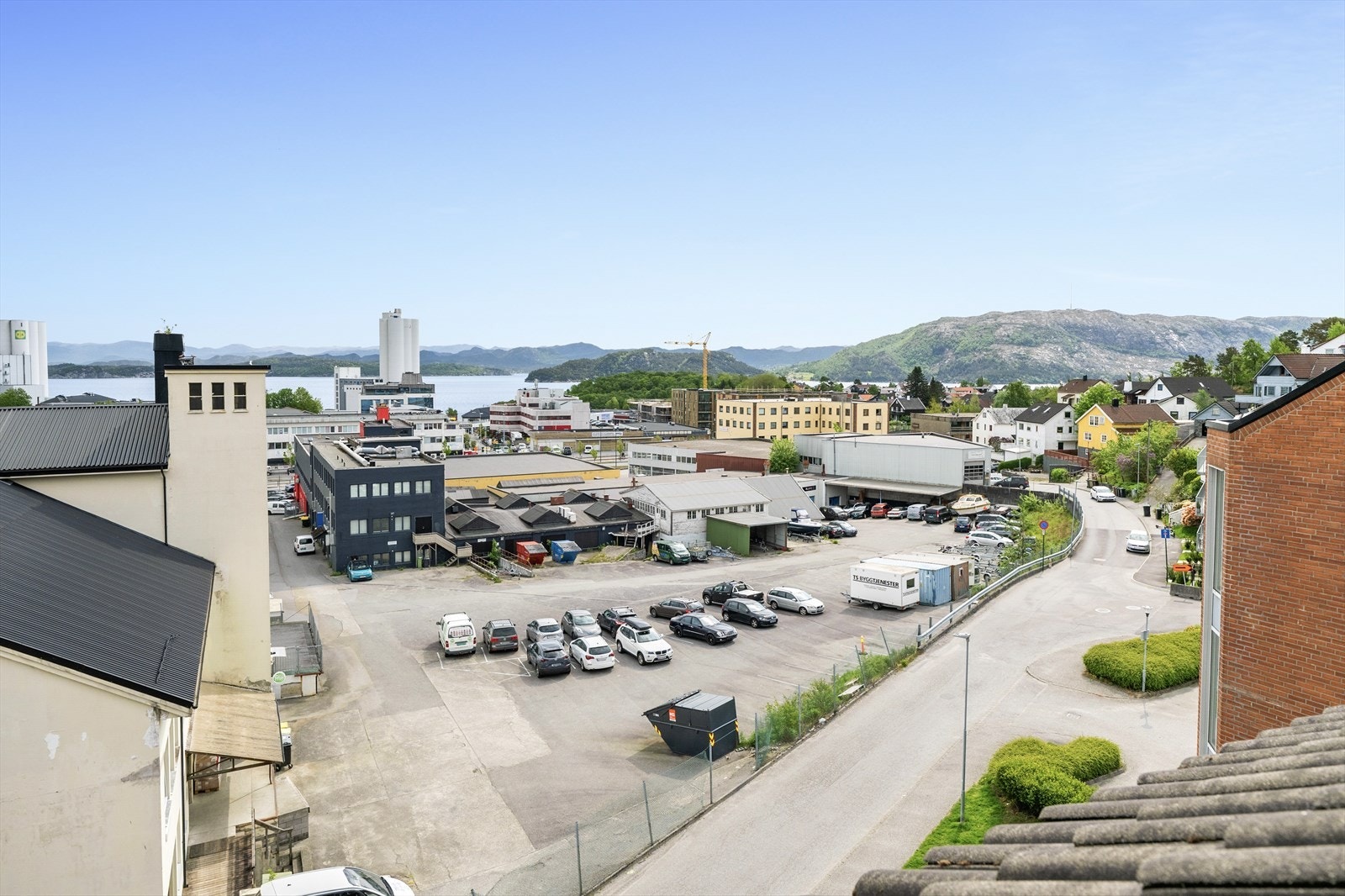 Utsikt mot fjord og fjell i sørlig retning (noe mer bebyggelse vil komme i denne retningen) Galleribilde