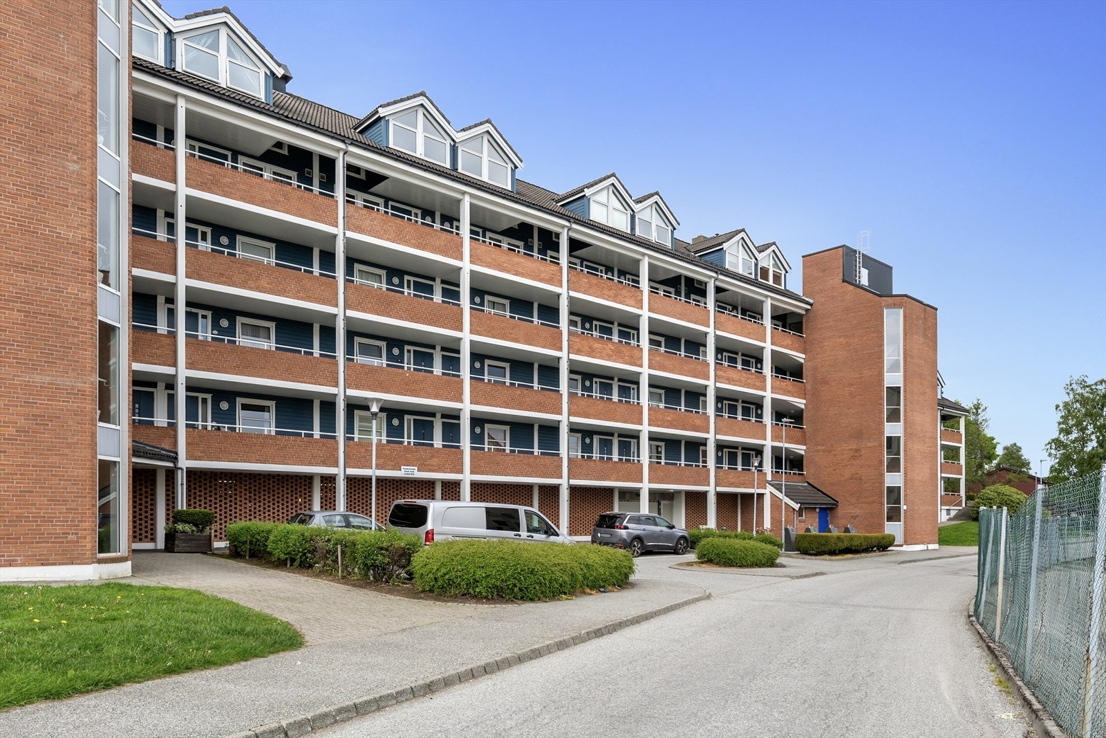 Det er parkering i u.etg og tilgang opp via heis + trapp Galleribilde