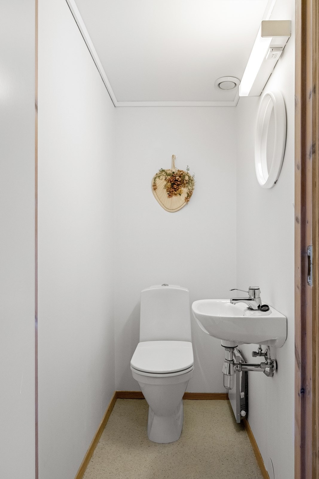 Gjestetoalett i hovedetasjen Galleribilde
