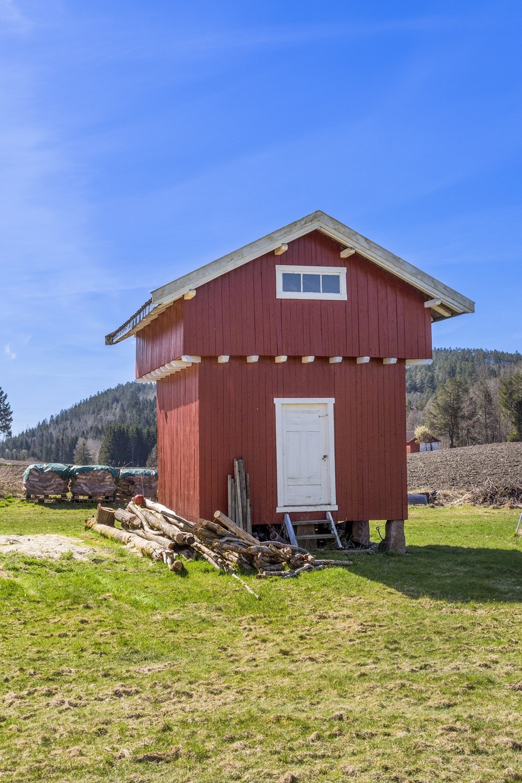 Enhver ordentlig gård må ha et stabbur. Stabburet på Nordre Flater er fra ca. 1914, går over to plan og har en grunnflate på ca. 16 kvm. Bygningen er dels leid ut og benyttet til lager. Galleribilde