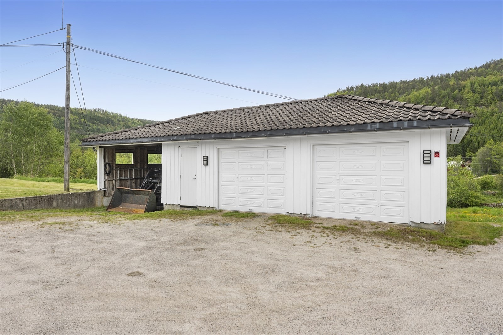 Tilhørende dobbel garasje og carport Galleribilde