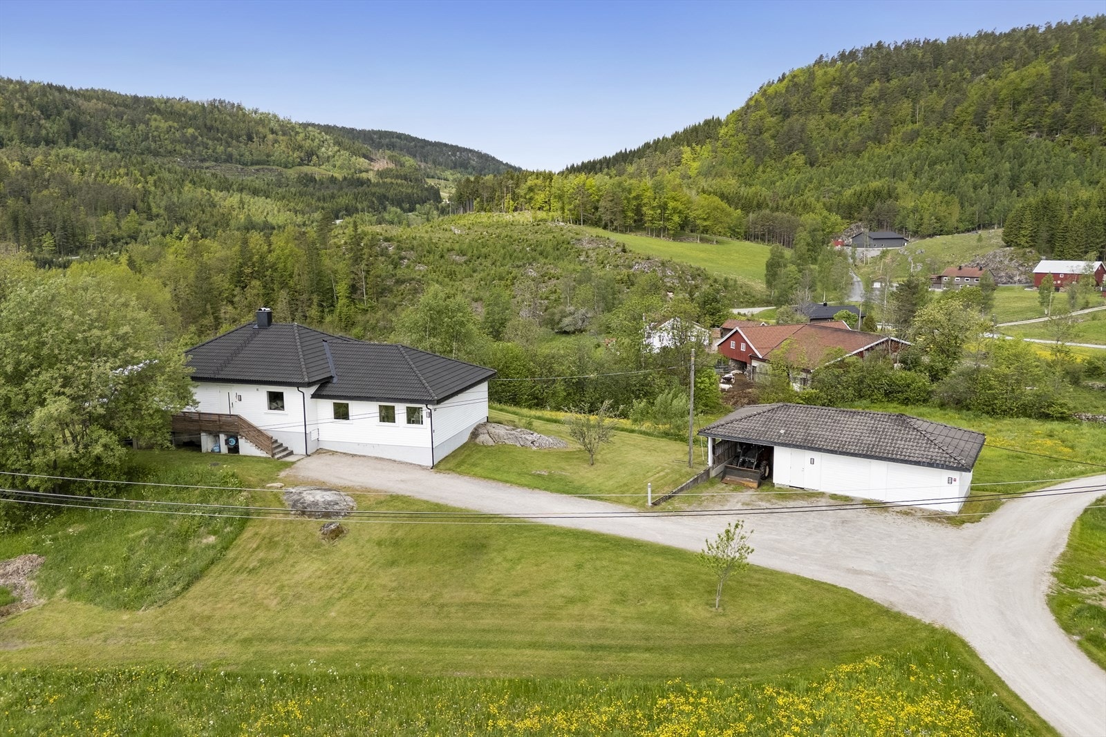Romslig enebolig på stor tomt med dobbel garasje Galleribilde
