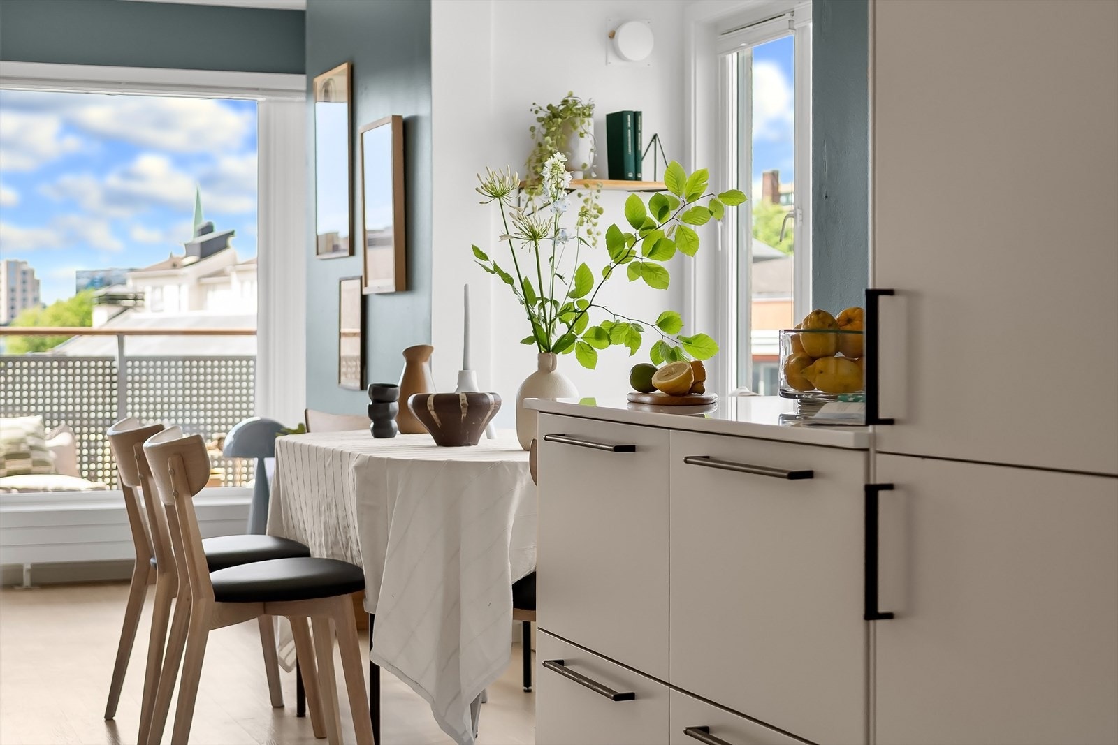 Leiligheten er malt i moderne og lune farger som gjør det enkelt å innrede. Galleribilde