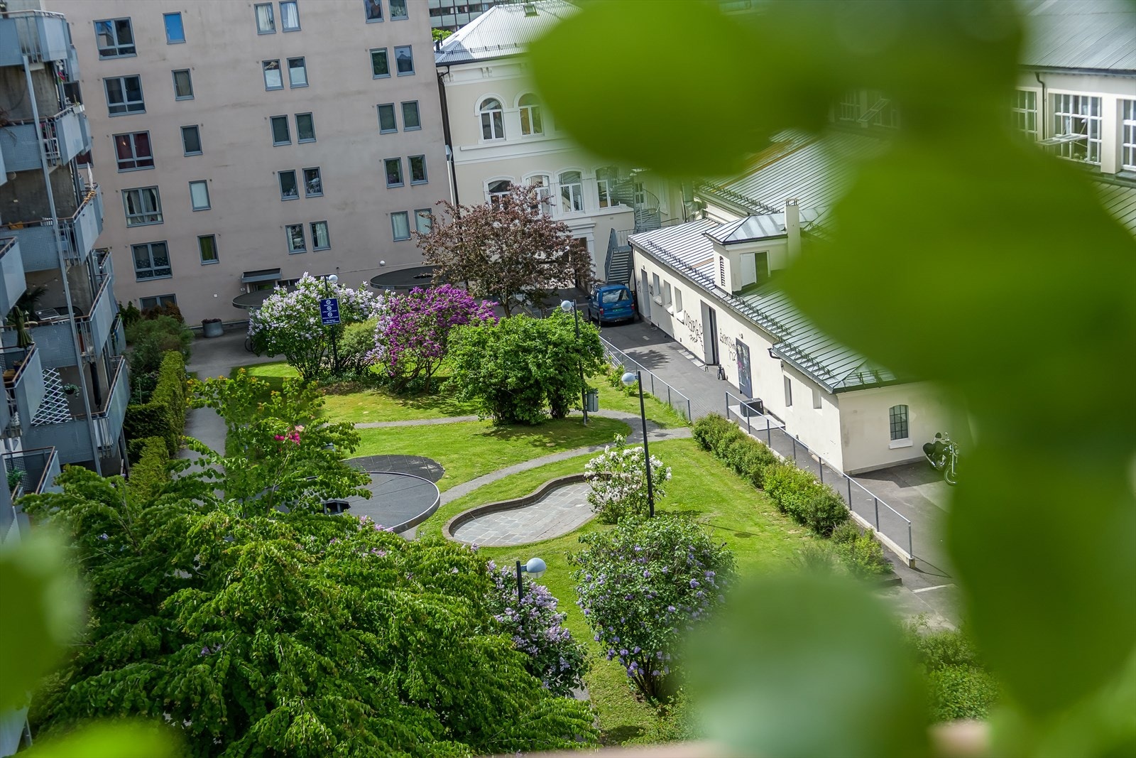 Balkongen er vendt mot grønne fellesområder og indre gård. Galleribilde