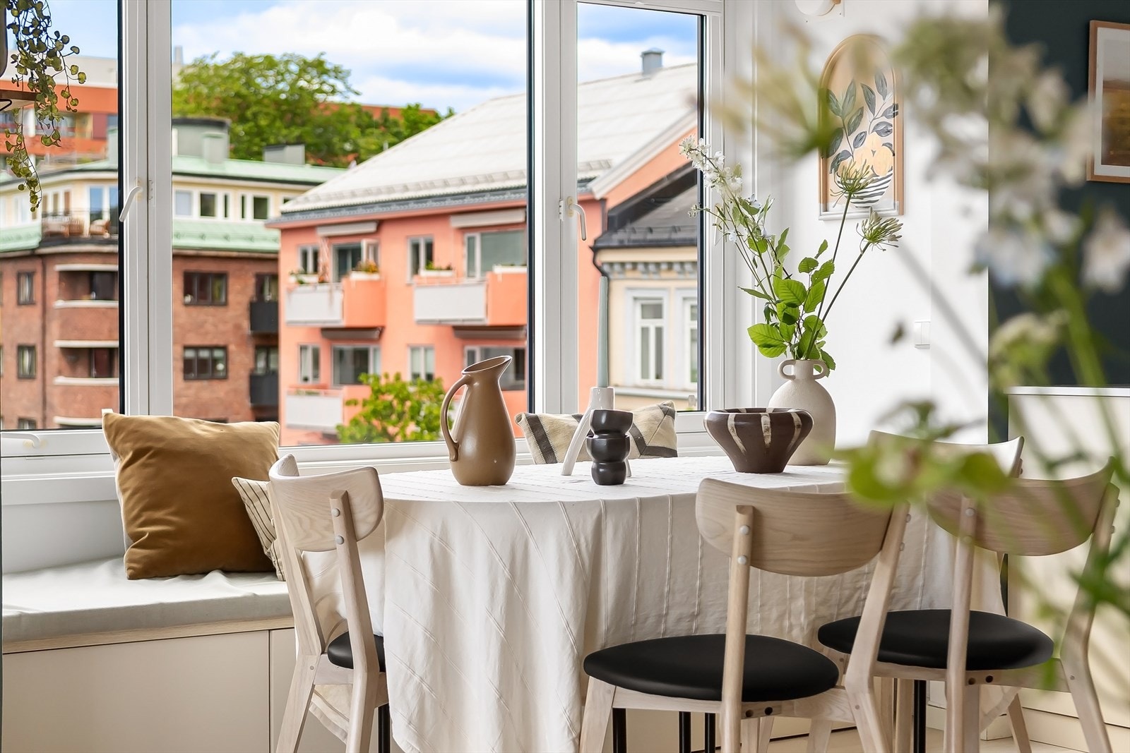 Hyggelig utsyn fra spisestue, her får du også gode lys- og solforhold fra store vindusflater. Galleribilde