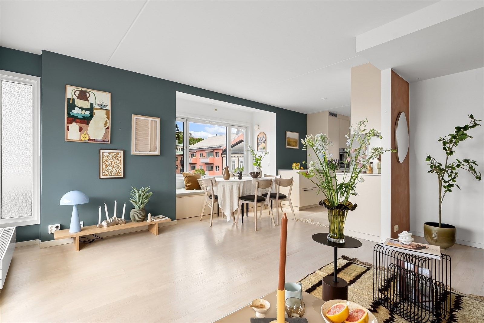Her er det god plass til flere sittegrupper og soner. Galleribilde