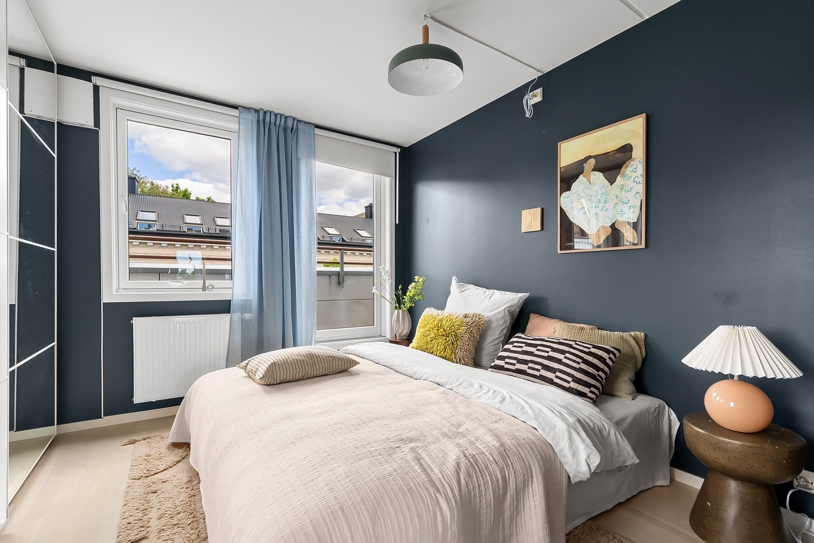 Hovedsoverommet er av fin størrelse med plass til dobbeltseng og tilhørende nattbord. Galleribilde