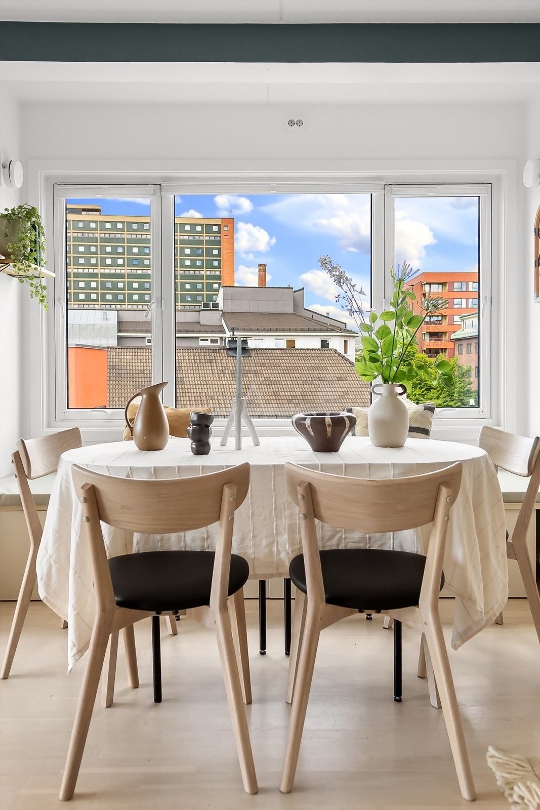 Her er det god plass til å utvide bordet og dekke opp til flere gjester. Galleribilde
