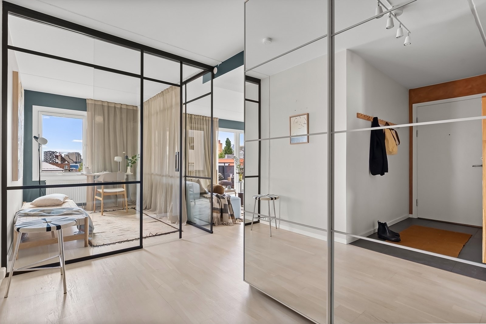 Tilknyttet entrè er det innredet med en praktisk skyvedørsgarderobe. Galleribilde