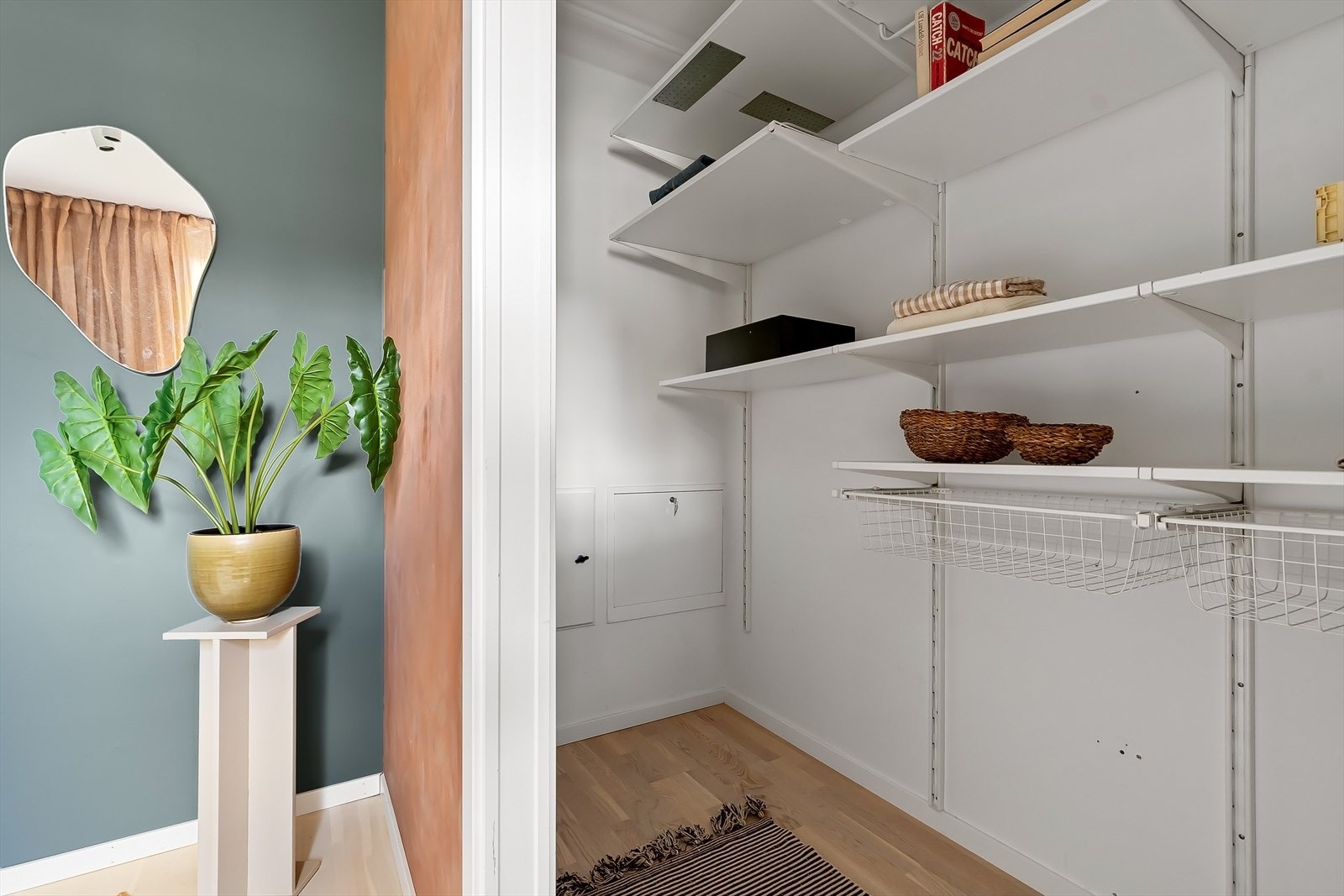 Fra soverommet er det adkomst til eget walk-in closet. Galleribilde