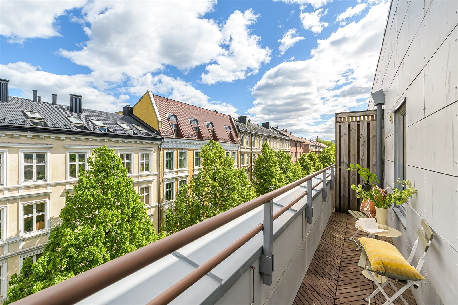Fra soverommet er det utgang til egen nordøstvendt takterrasse. Galleribilde