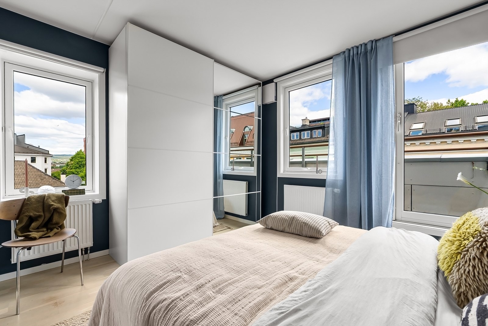 Rommet ligger på hjørne med mye naturlig lys. Her er det også innredet med praktisk skyvedørsgarderobe. Galleribilde