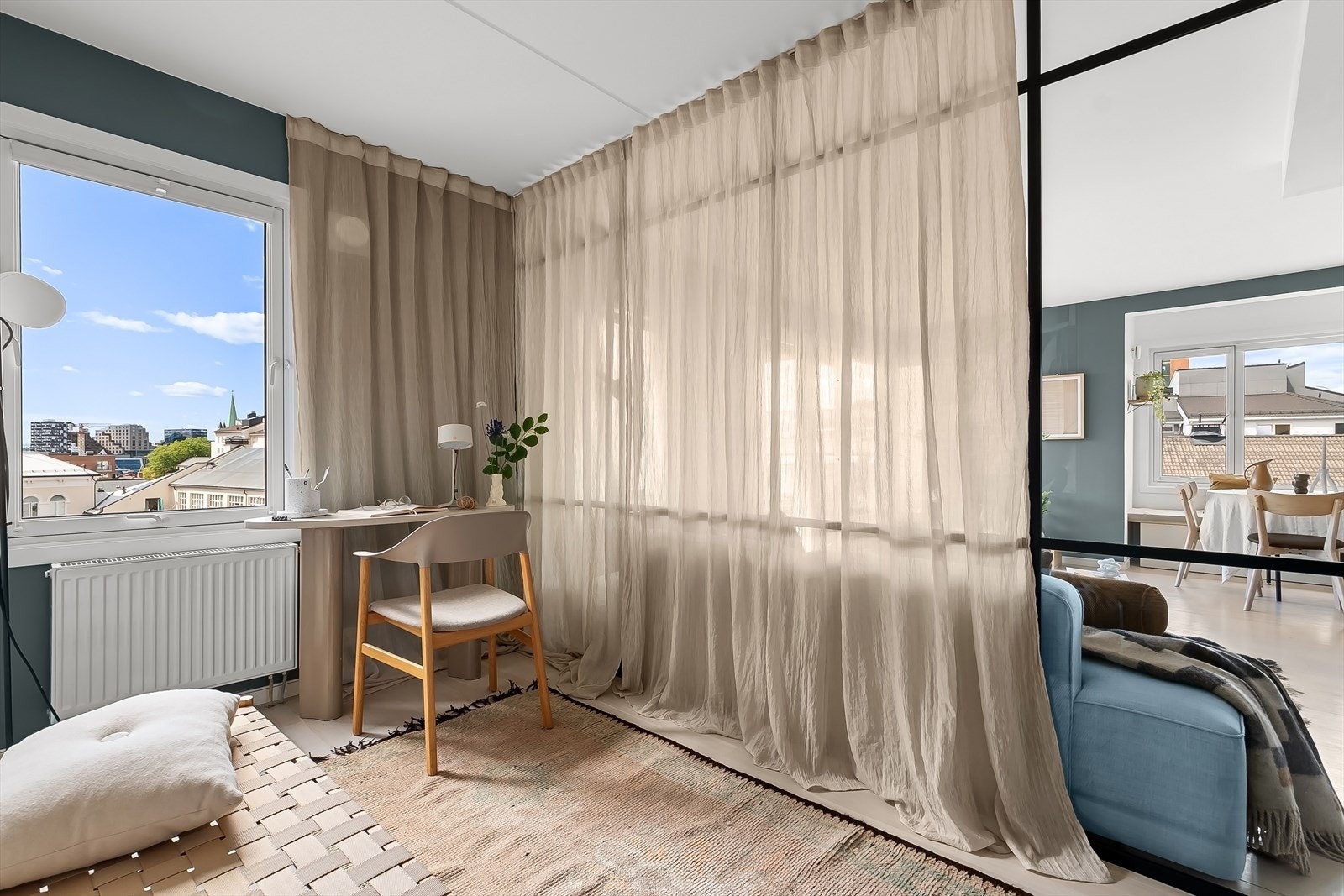 Rommet gjøres enkelt mer privat ved å trekke for gardinene. Galleribilde