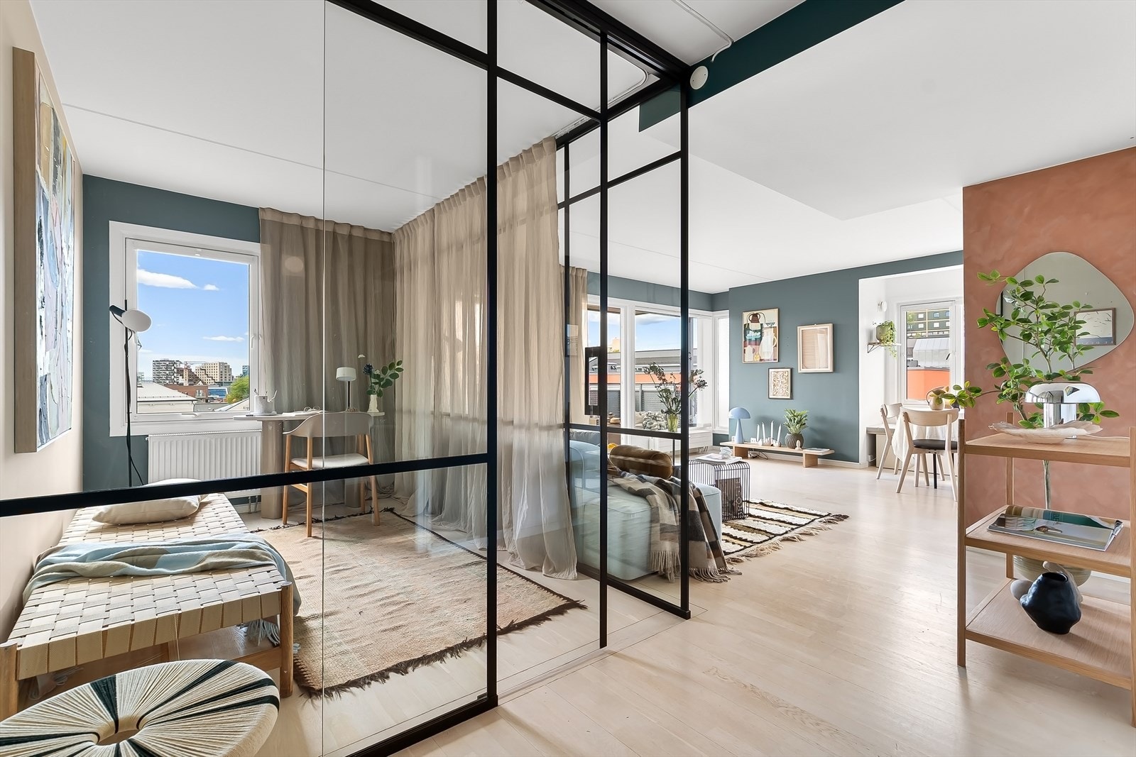 I enden av stuen er det etablert et eget rom med industrivegger i glass,som gir et fint preg til leiligheten. Galleribilde