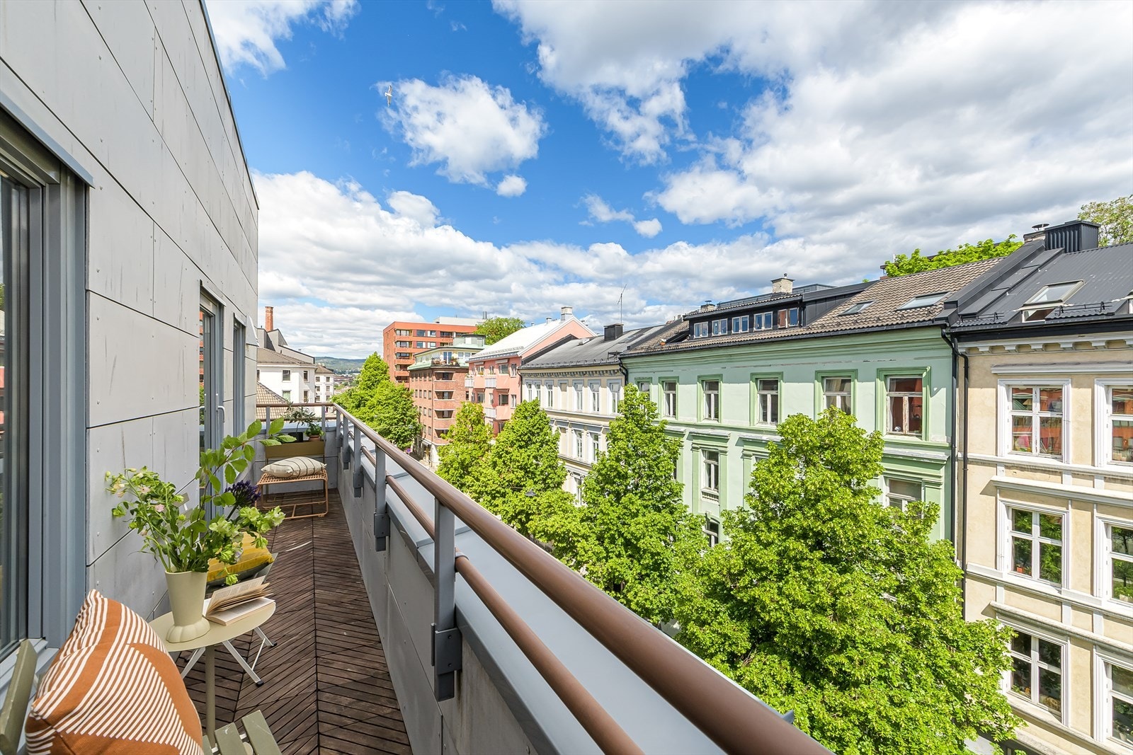 På terrassen er det fin plass til sittegruppe. Her kan morgenkaffen nytes. Galleribilde