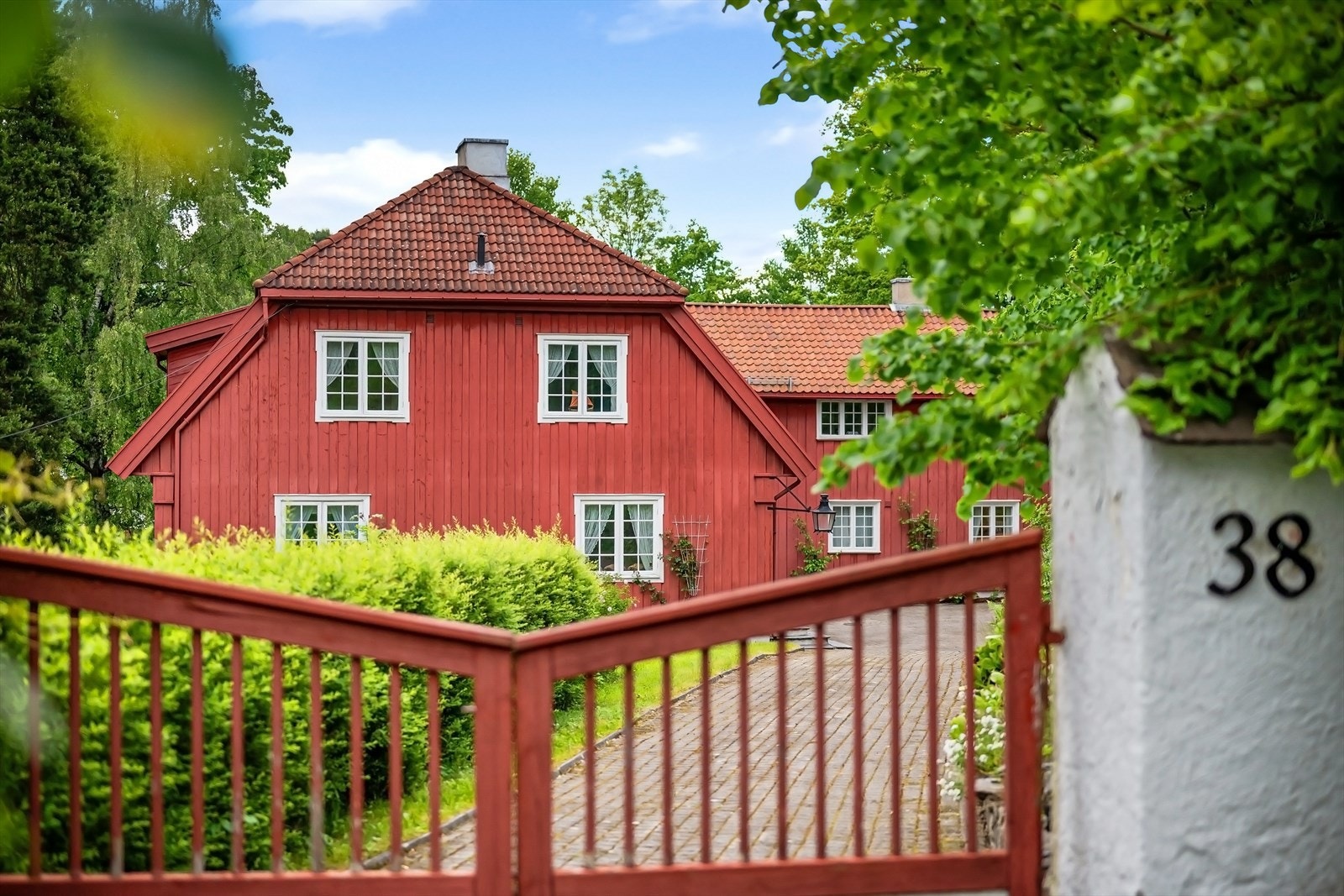 Eiendommen var tidligere hjemmet til landets kanskje mest berømte arkitekt, Arnstein Arneberg, som selv tegnet boligen til seg med familie Galleribilde