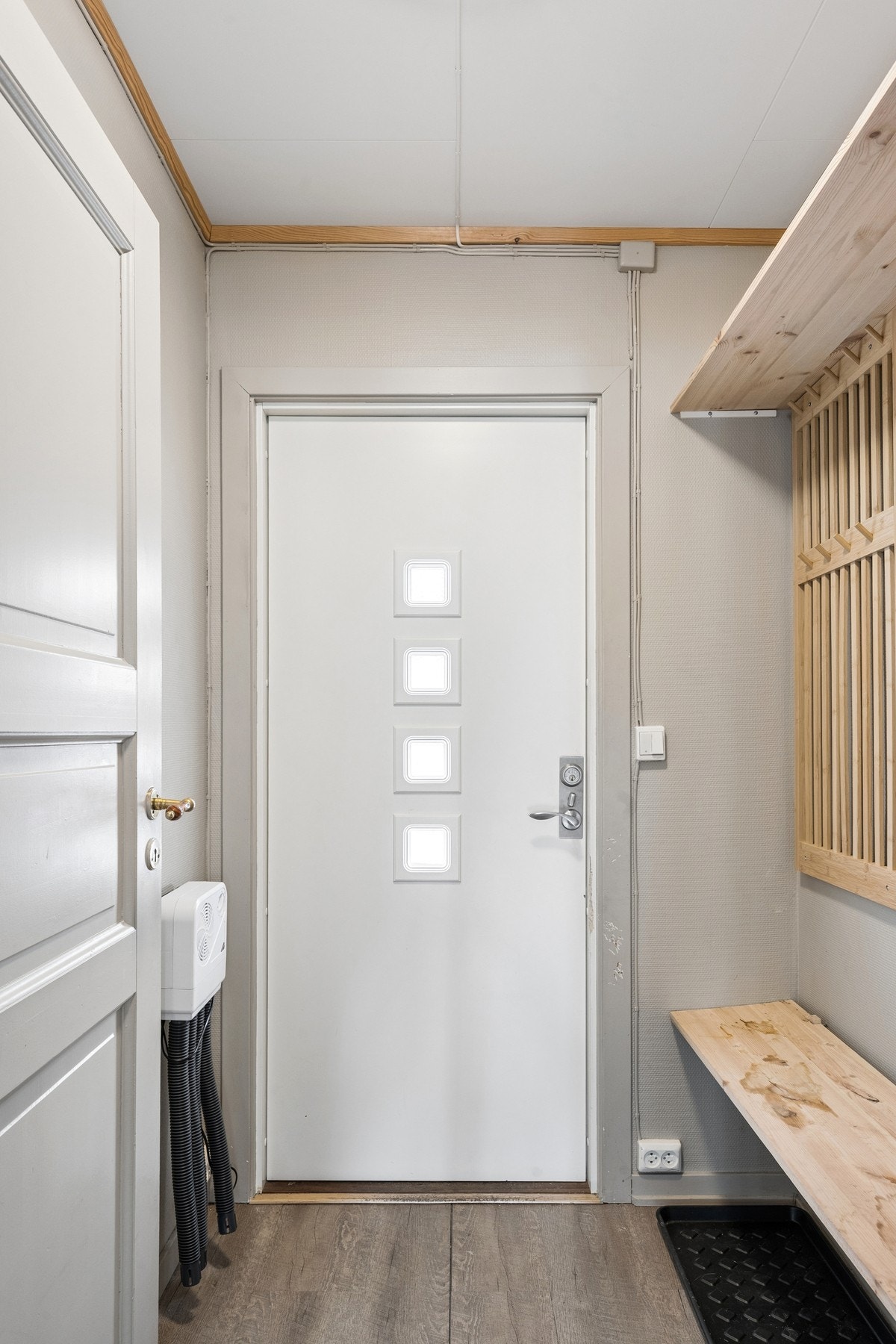 Entréen har plass til oppbevaring av yttertøy. Hoveddøren er en isolert dør med 2-lags isolerglassfelt. Galleribilde