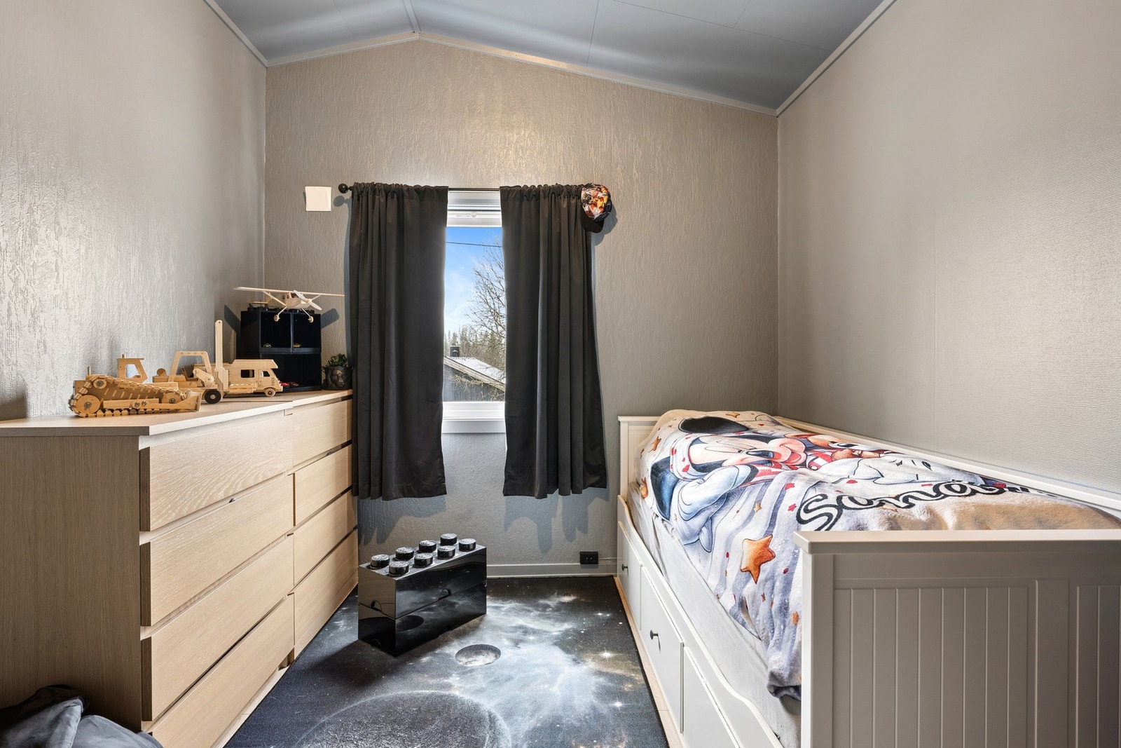 Innredet rom i andre etasje, i dag benyttet som soverom. Bruksendringen fra kott er søknadspliktig. Galleribilde