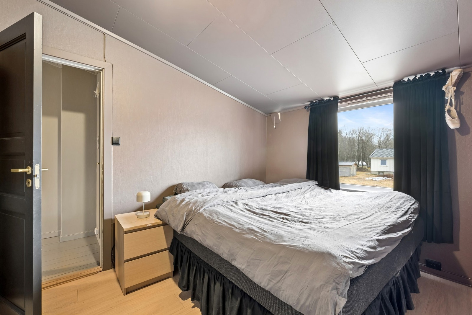 Romslig soverom med plass til dobbeltseng og garderobeløsning. Galleribilde