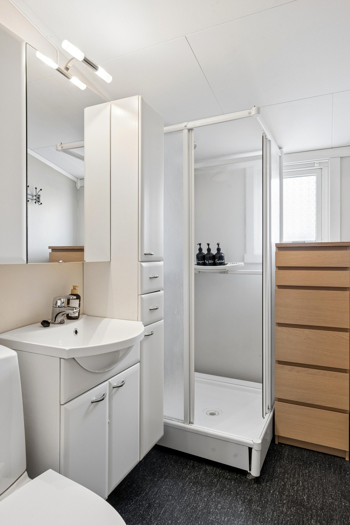 Badet i andre etasje er utstyrt med dusjkabinett, toalett og servantinnredning. Galleribilde
