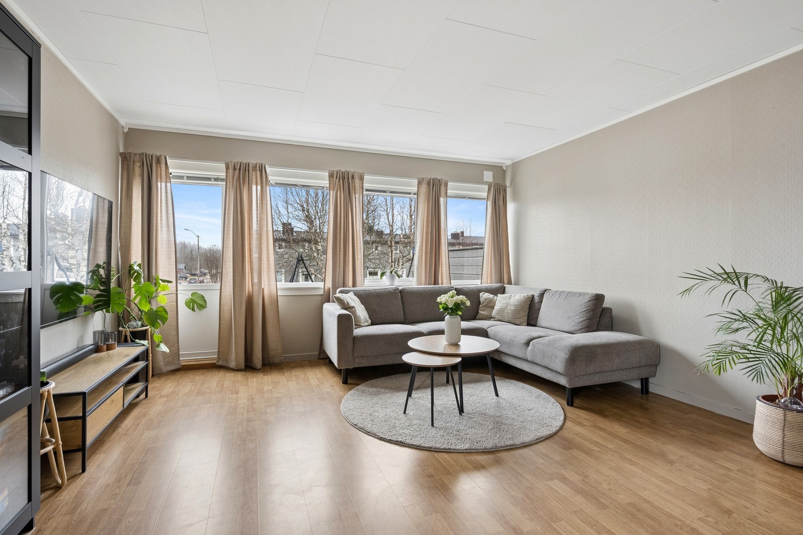 Stuen har god plass til en romslig sofagruppe og får lys fra flere vinduer. Galleribilde
