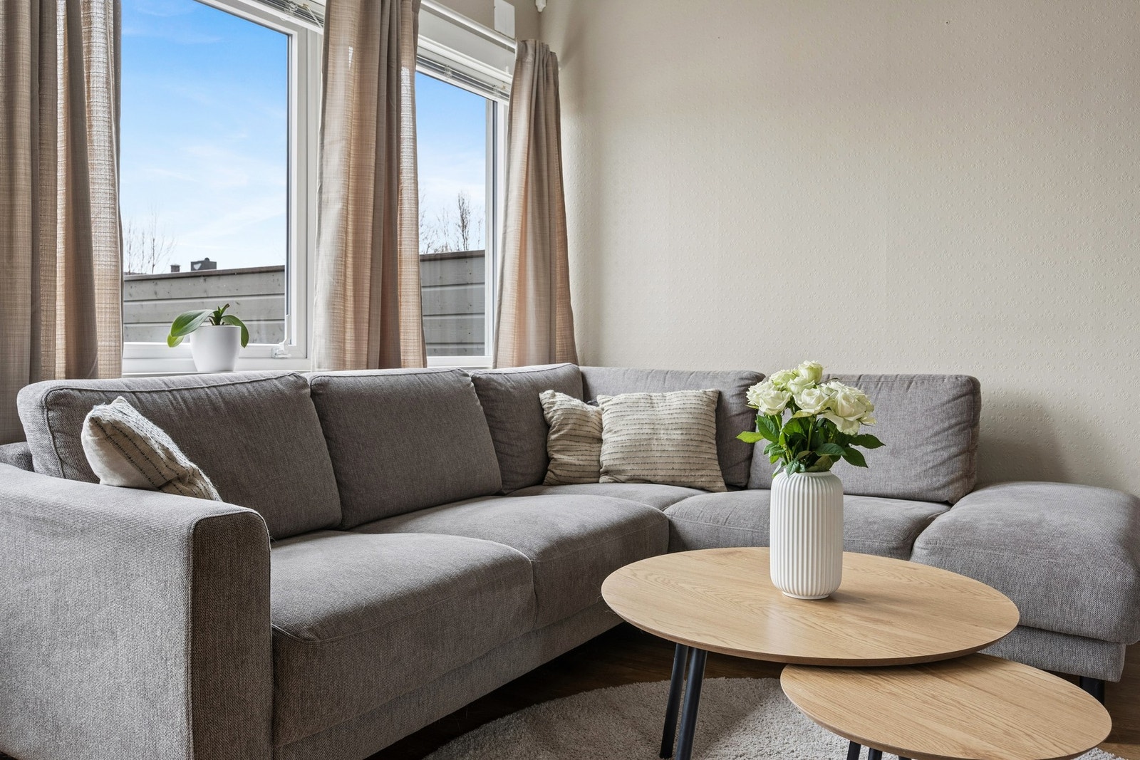 Boligens vinduer består av en kombinasjon av PVC og tre med 2-lags isolerglass. Galleribilde