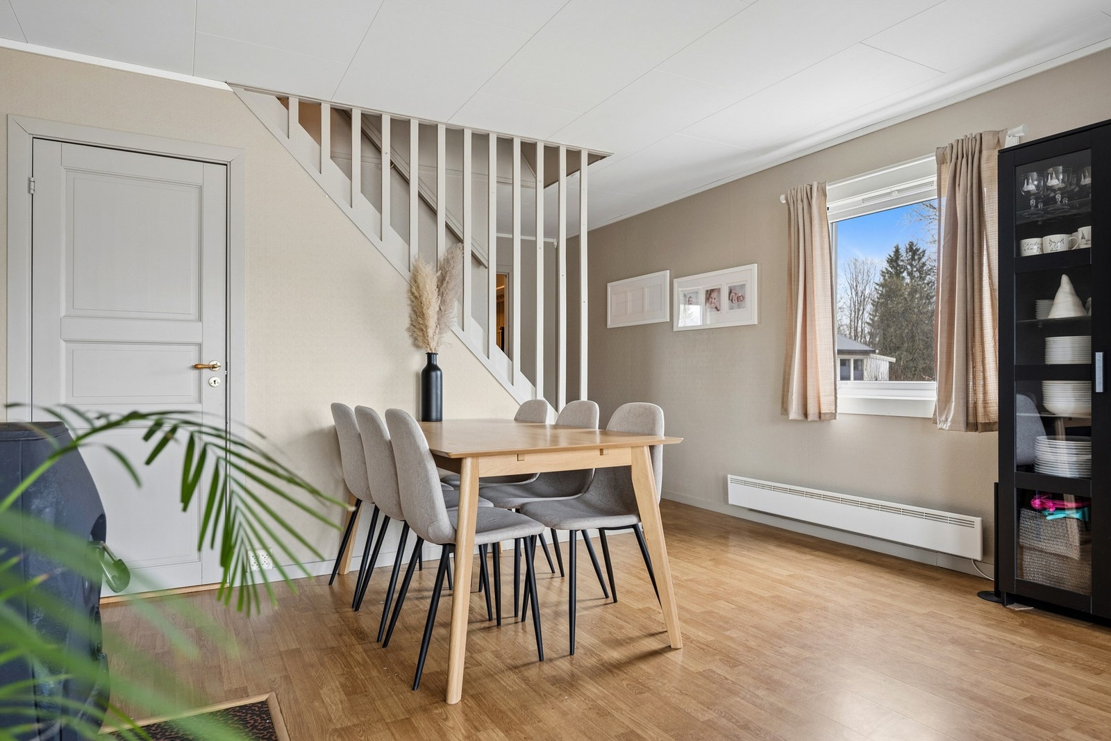 Gjennomgående laminatgulv i første etasje. Galleribilde