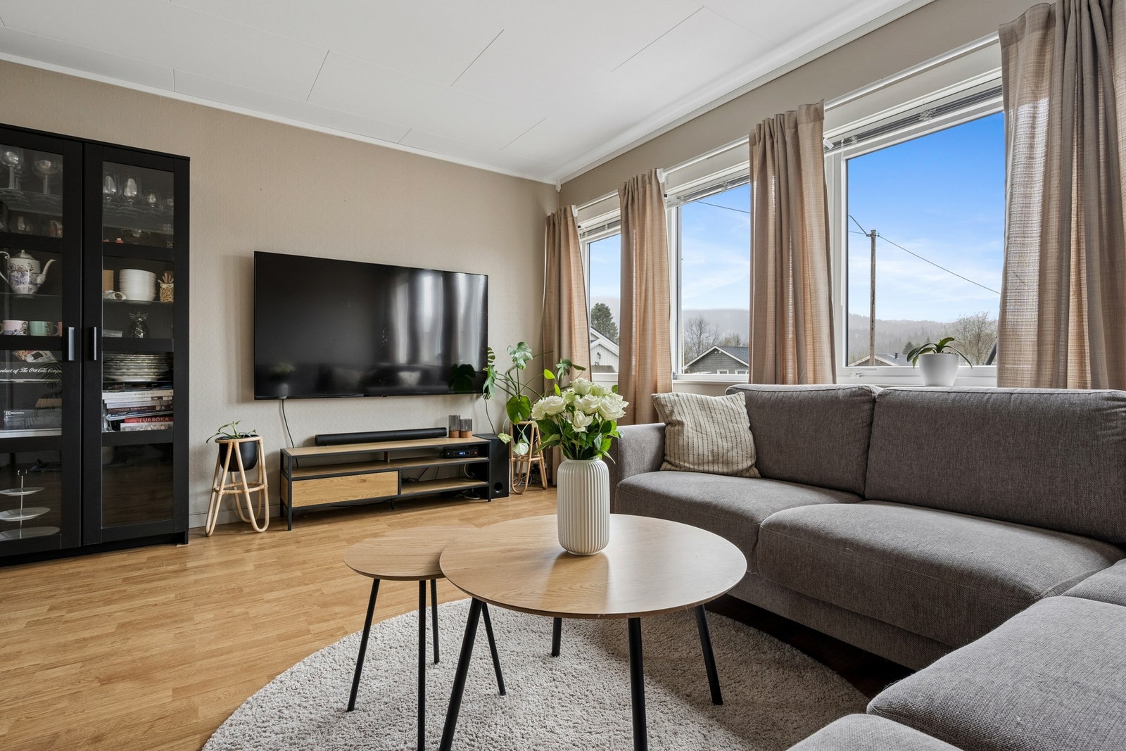 Fra stuen er det direkte utgang til den vestvendte markterrassen på 17 m2. Galleribilde