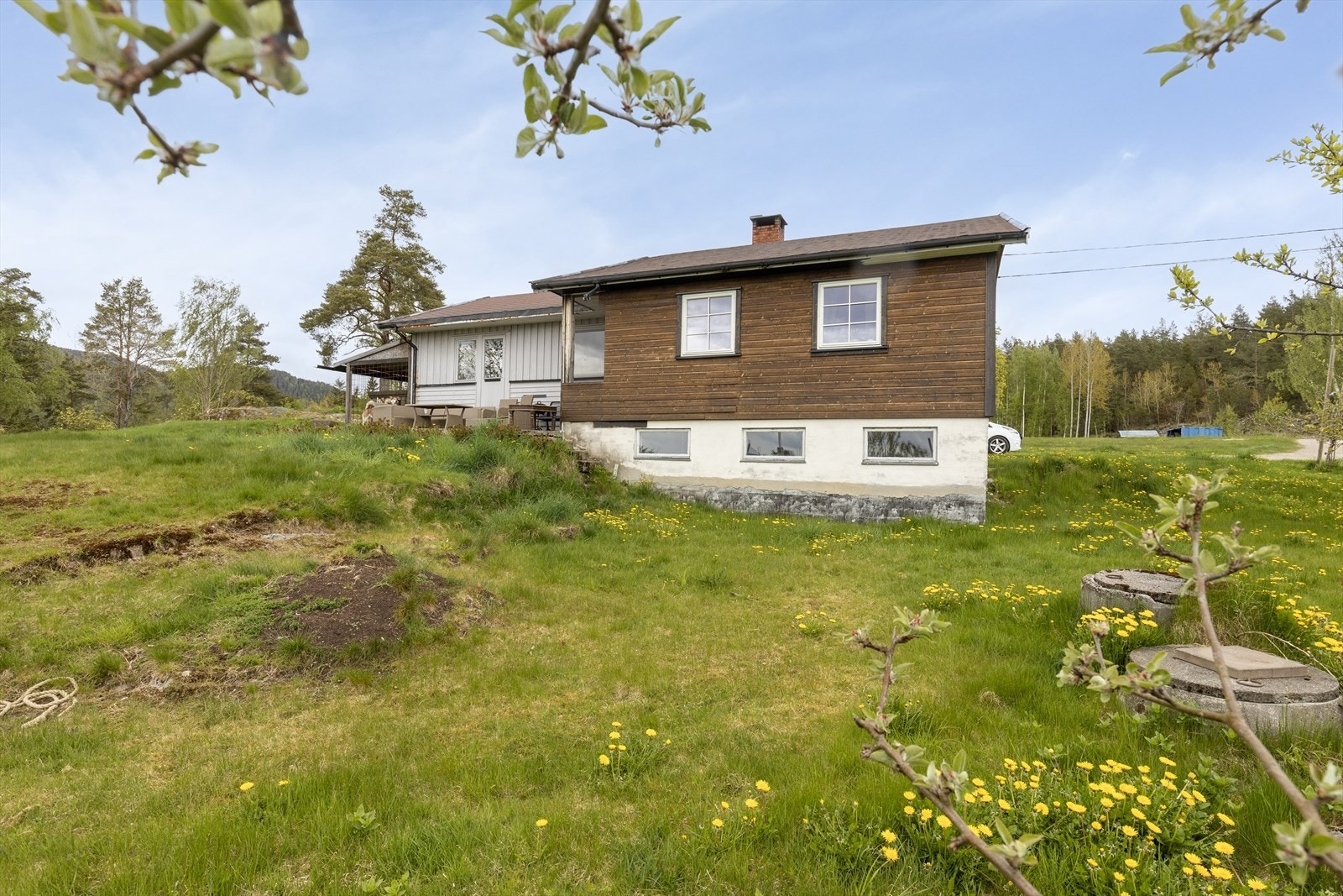 Eiendommen ligger i naturskjønne og rolige omgivelser i Valebø, et attraktivt område kjent for sitt vakre kulturlandskap og gode bokvalitet. Galleribilde