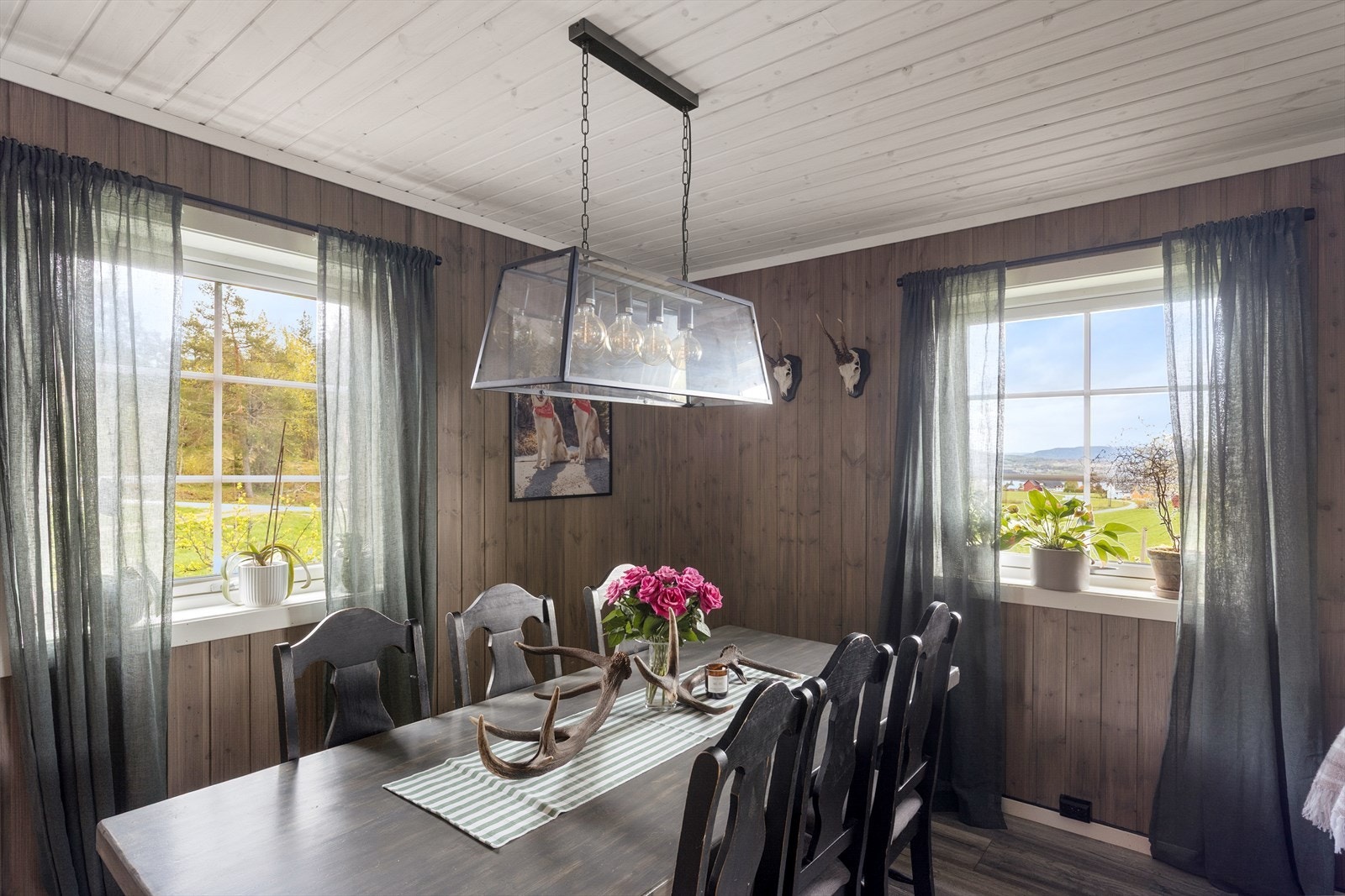Spisestuen har plass til langbord for hyggelige sammenkomster. Galleribilde