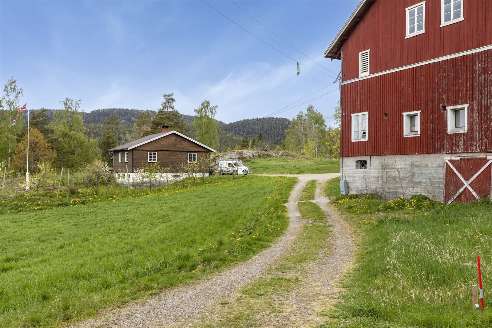 Adkomst til både våningshus og låve fra felles tun. Galleribilde