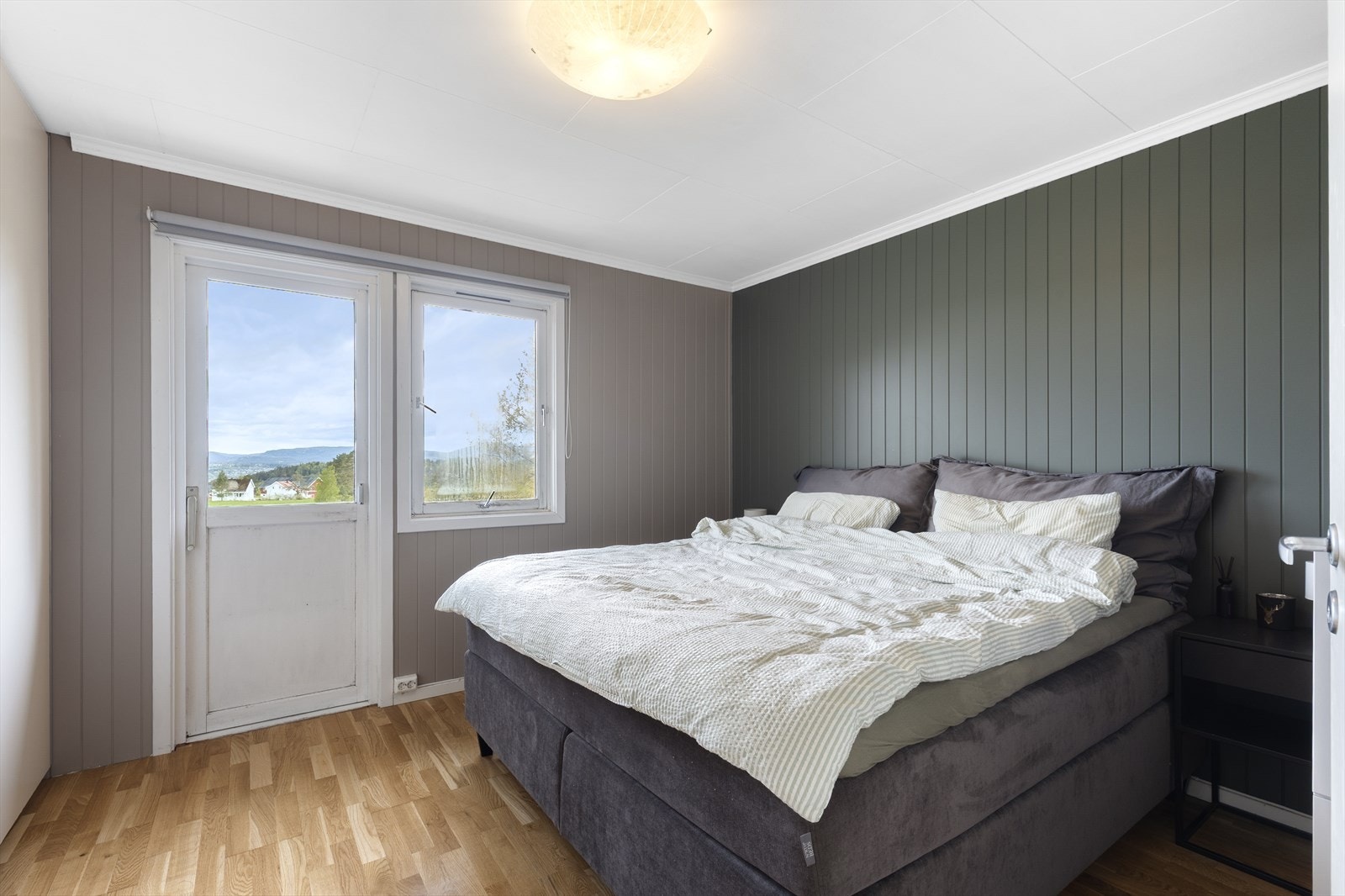 Det største soverommet har plass til dobbeltseng og egen utgang til uteområdet. Galleribilde