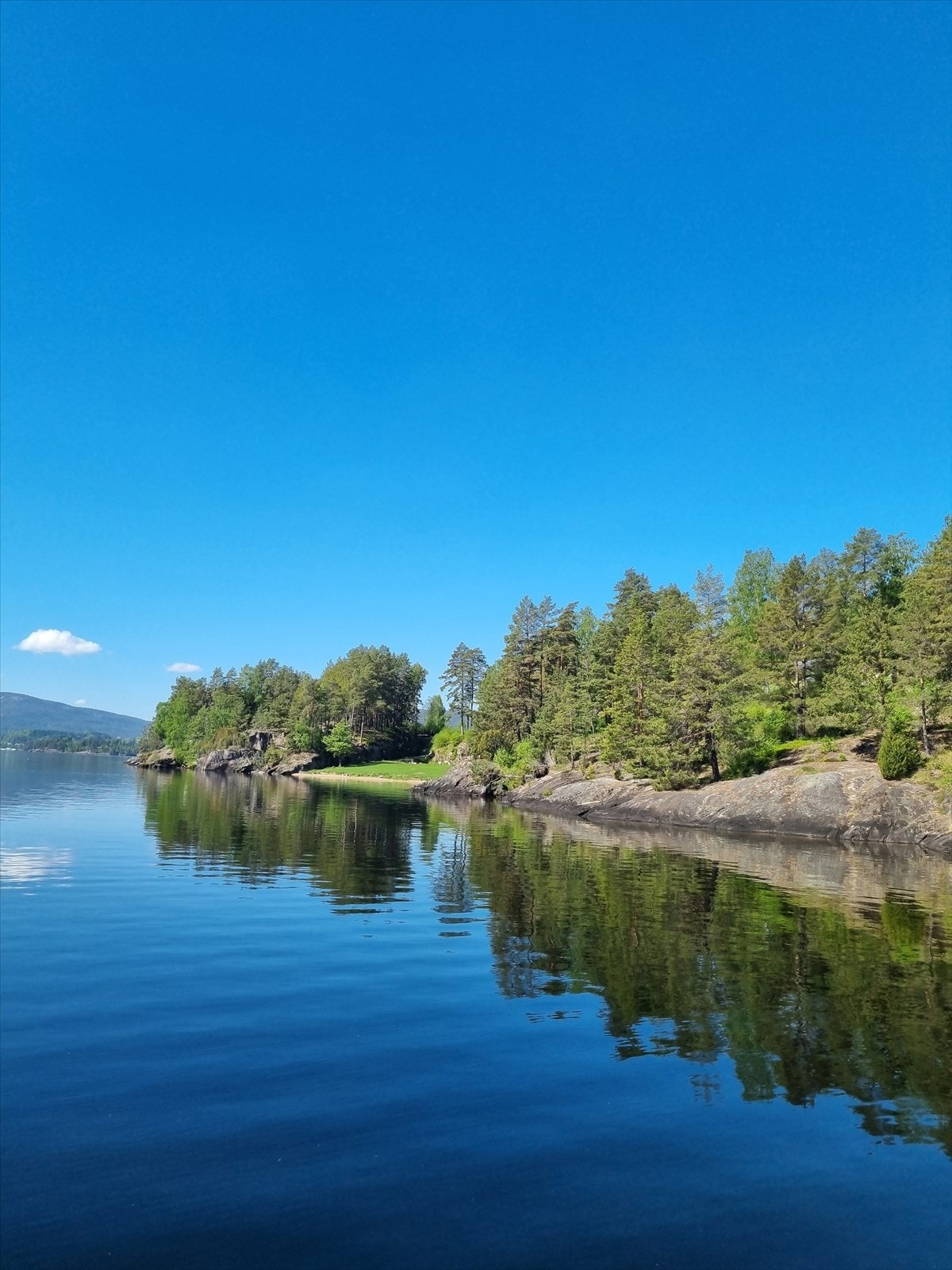 Nærområdet byr på flotte rekreasjonsmuligheter ved Norsjø. Her fra friområde med badeplass. Foto: selger Galleribilde