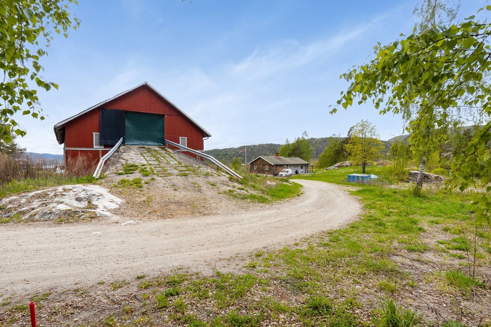 Eiendommen ligger landlig til i Valebø, med en tomt som gir rom for uteliv og aktiviteter. Galleribilde