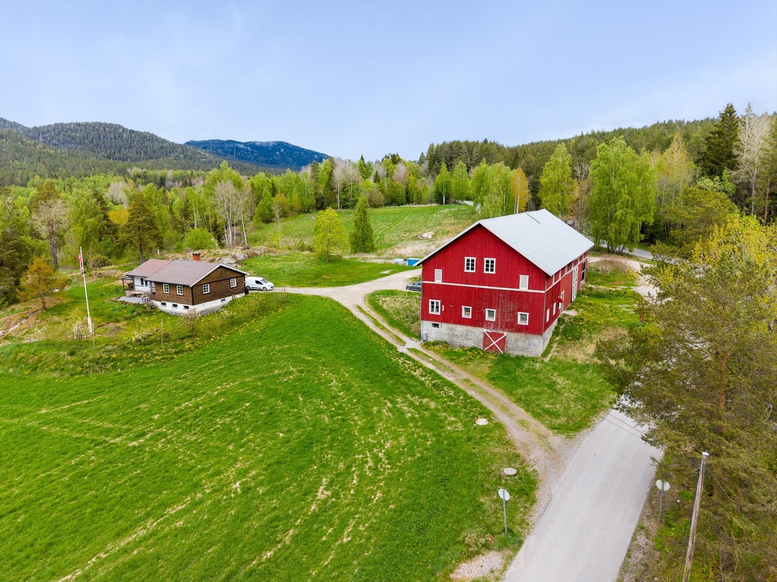 Eiendommen ligger i landlige og fredelige omgivelser på en stor tomt på ca. 8,4 dekar med bl.a. 2,1 dekar produktiv skog. Galleribilde