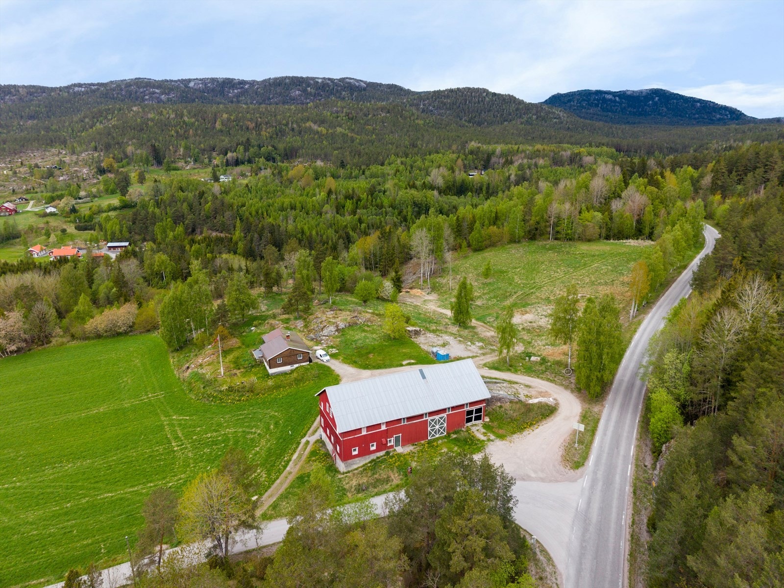 Småbruket Valebø 777 har en særlig gunstig beliggenhet i området, høyt og fritt i terrenget med svært gode solforhold og vid utsikt over det omkringliggende landskapet. Galleribilde
