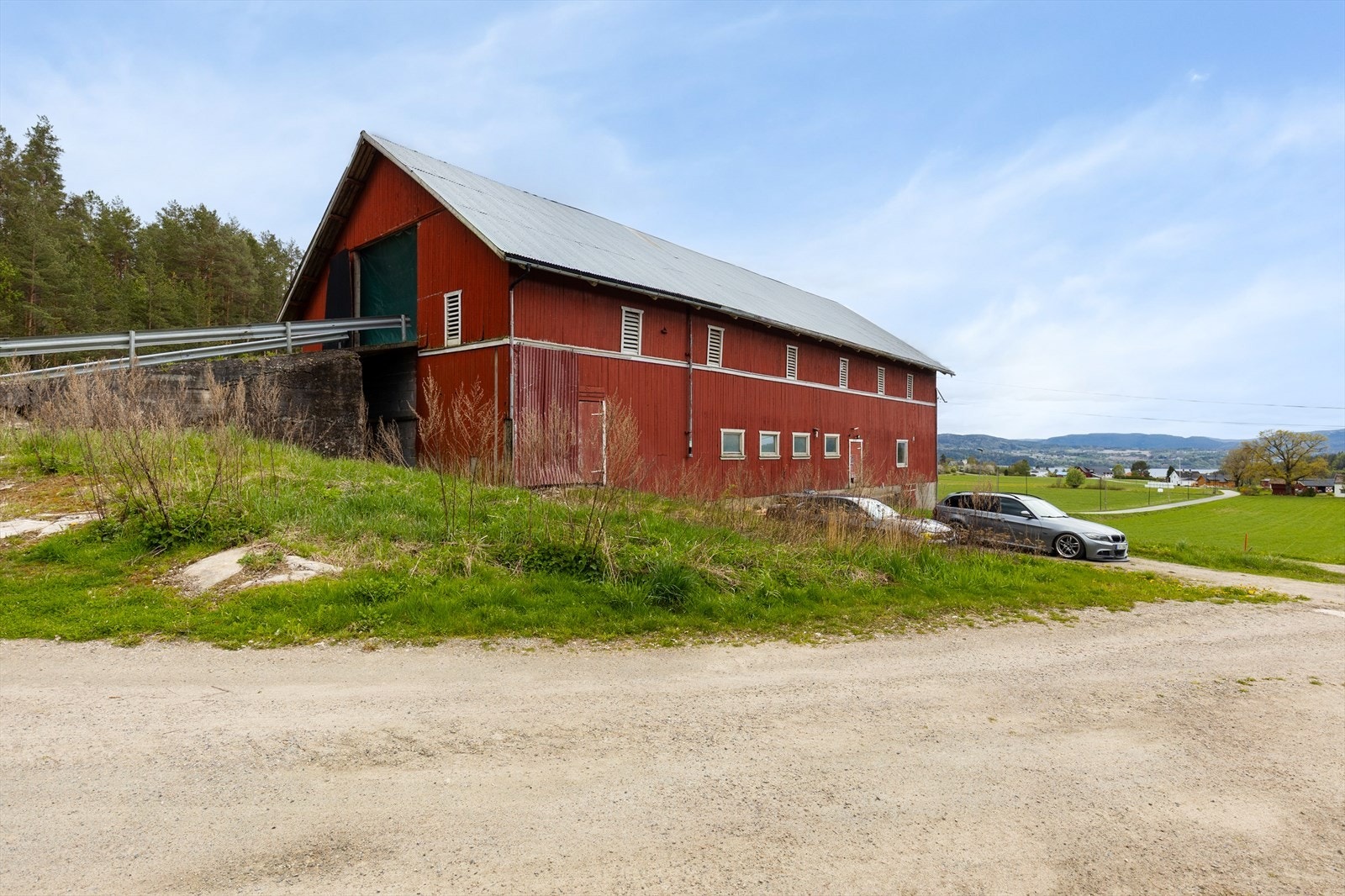 Her bor man landlig og fredelig, omgitt av skog, åser og åpne jorder, med flotte tur- og rekreasjonsmuligheter rett utenfor døren. Galleribilde