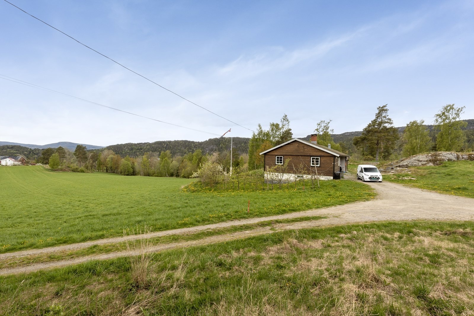 Landlig og fredelig beliggenhet med god avstand til naboer. Galleribilde