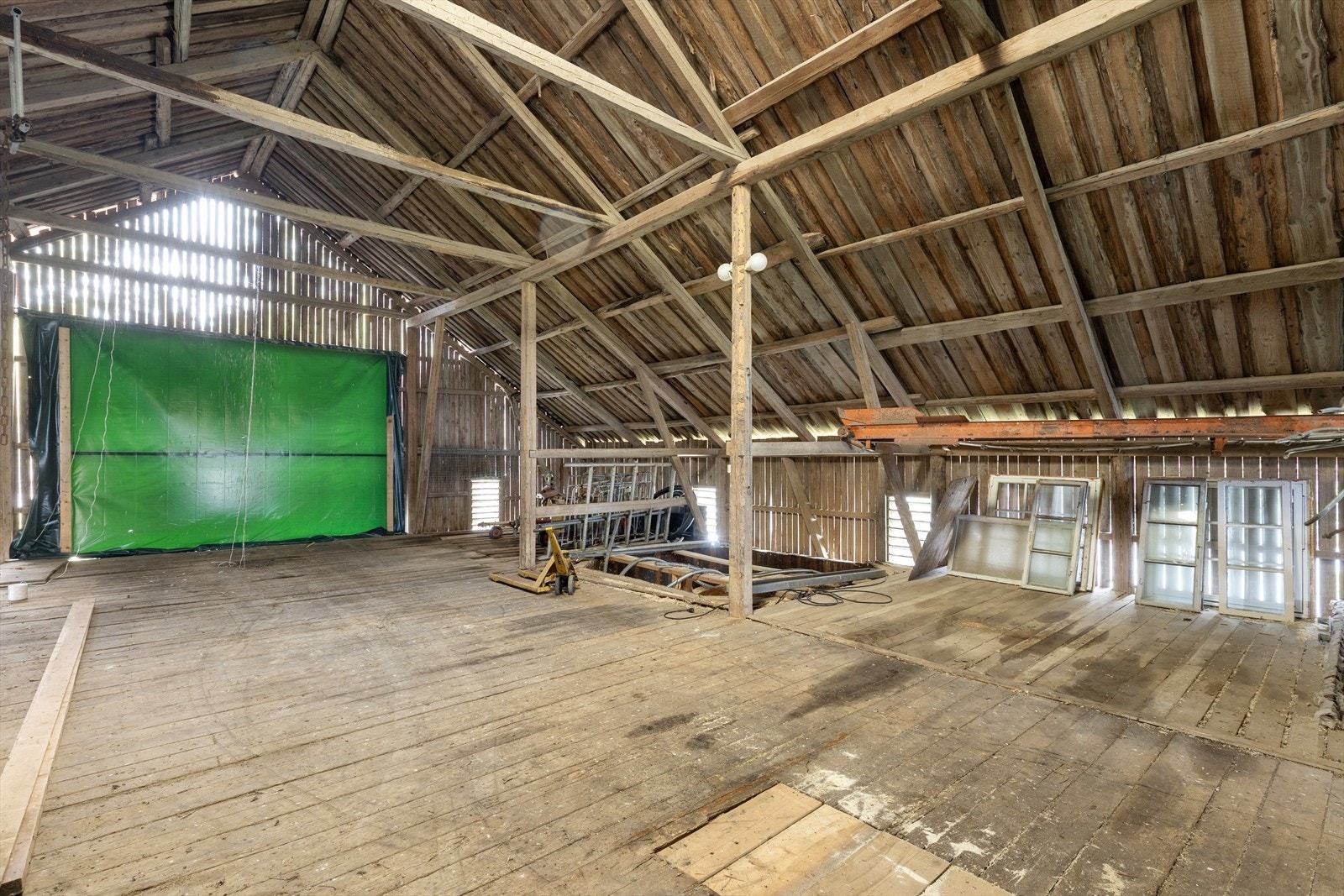 Fra låvebruen kommer man til et stort høyloft/ lagerrom. Galleribilde