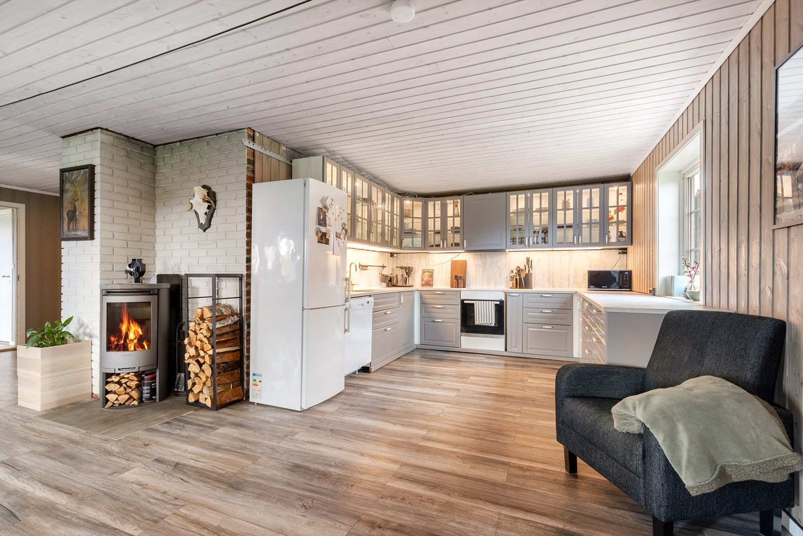 Kjøkkenet har nyere innredning med profilerte fronter i grå farge, benkeplate av laminat og overskap med glassfronter. Galleribilde