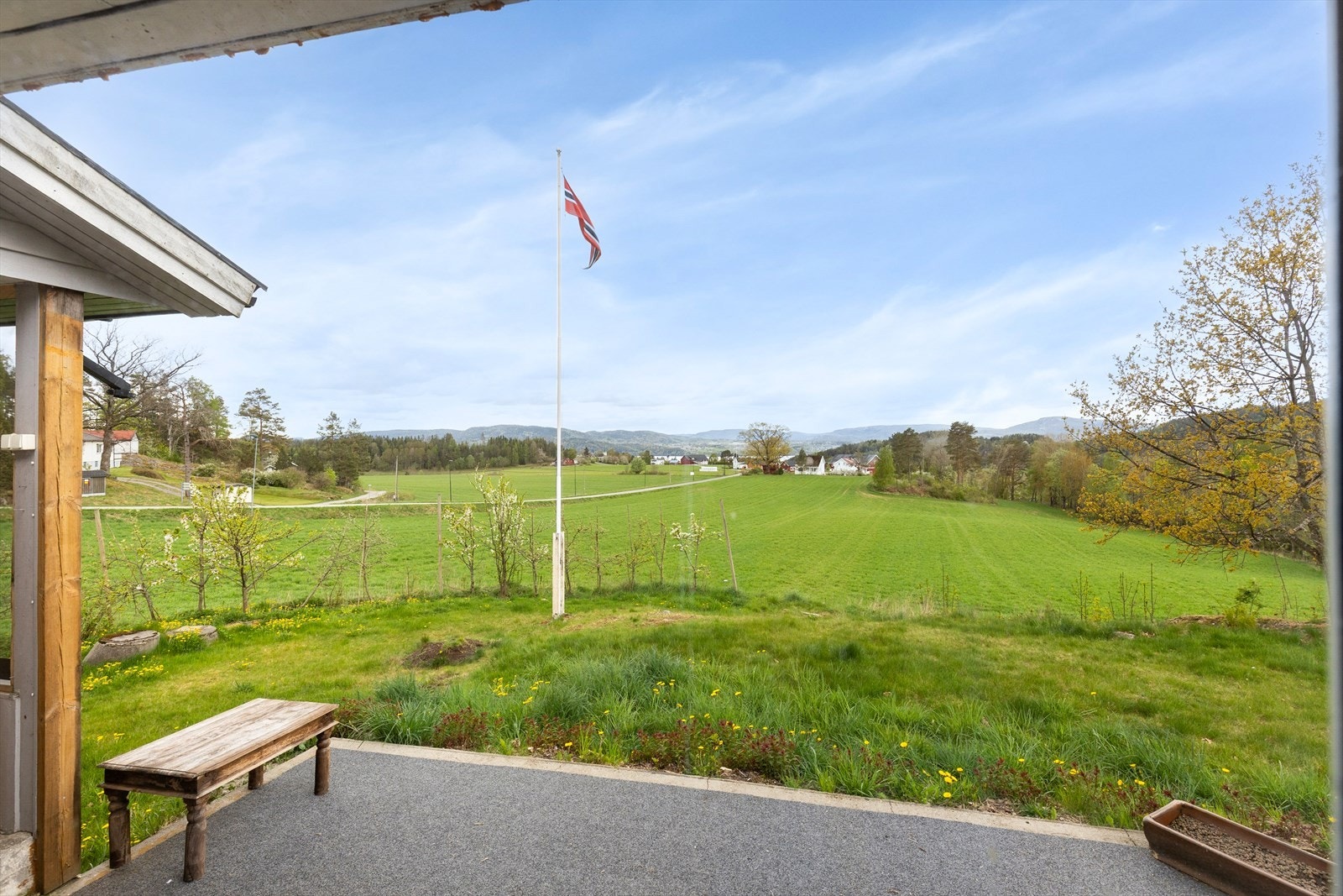 Fra uteplassen ser man utover det åpne landskapet. Galleribilde