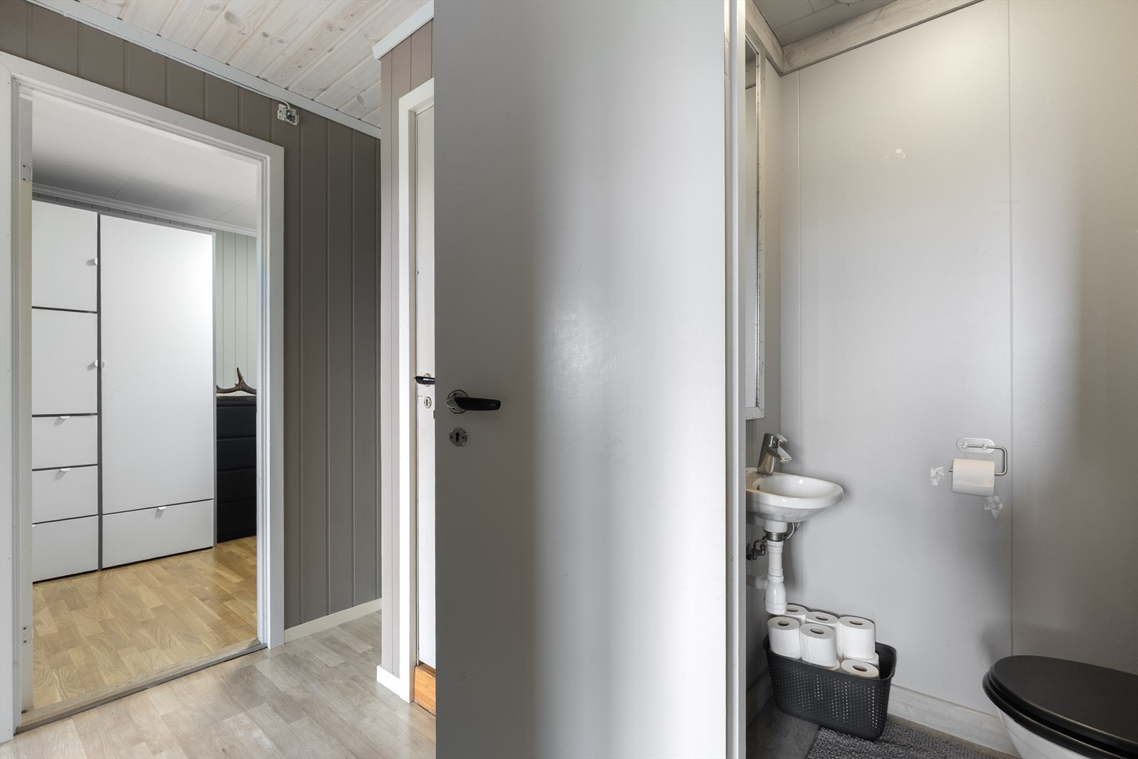 Boligen har et praktisk, separat toalettrom i tillegg til hovedbadet. Galleribilde