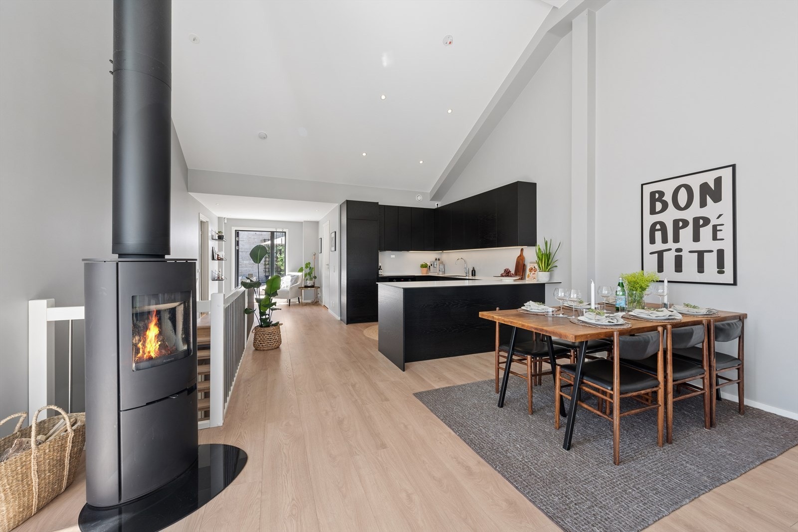 Stålpipen og peisovnen skaper en naturlig soneinndeling og gir ekstra varme. Galleribilde