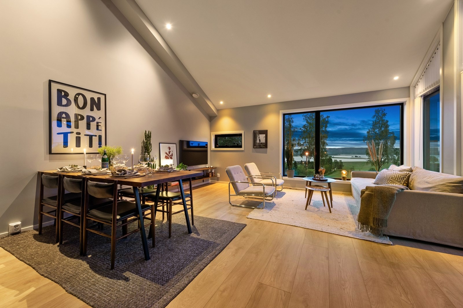 Stuen har god plass til både spisestue og en romslig sofagruppe. Galleribilde