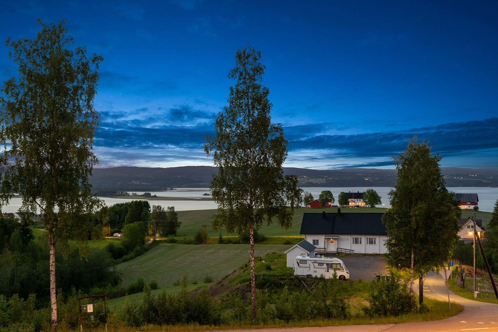 Fra Lillestrøm stasjon, en kort busstur unna, tar toget til Oslo S kun 10 minutter. Galleribilde
