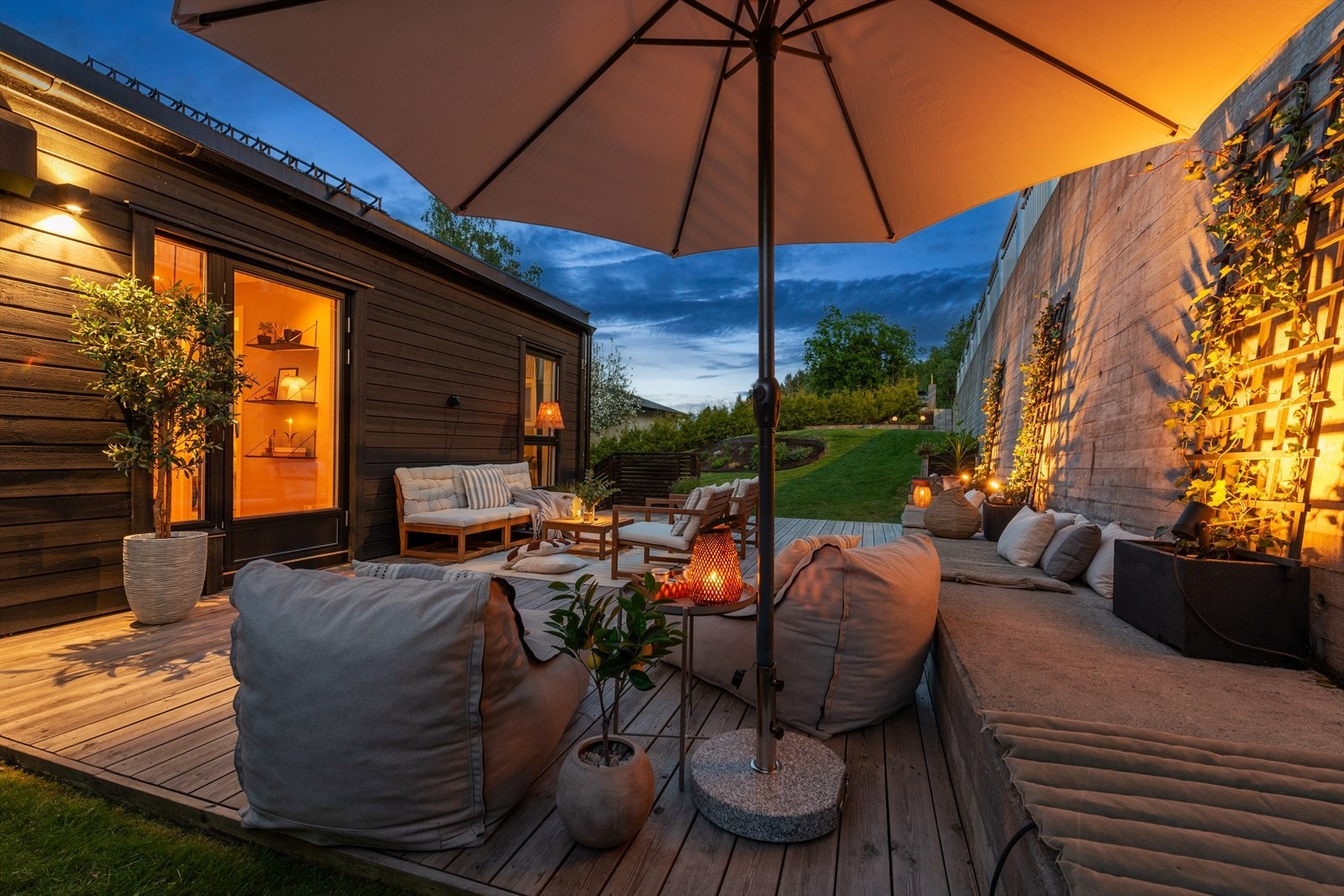På baksiden av huset er det laget en skjermet markterrasse. Galleribilde